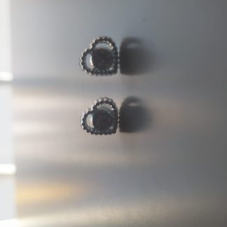 Pendientes de corazón plateado con borde texturizado y piedra marrón
