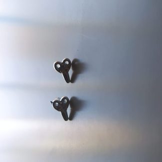 Par de pendientes de corazón plateado con dos circonitas