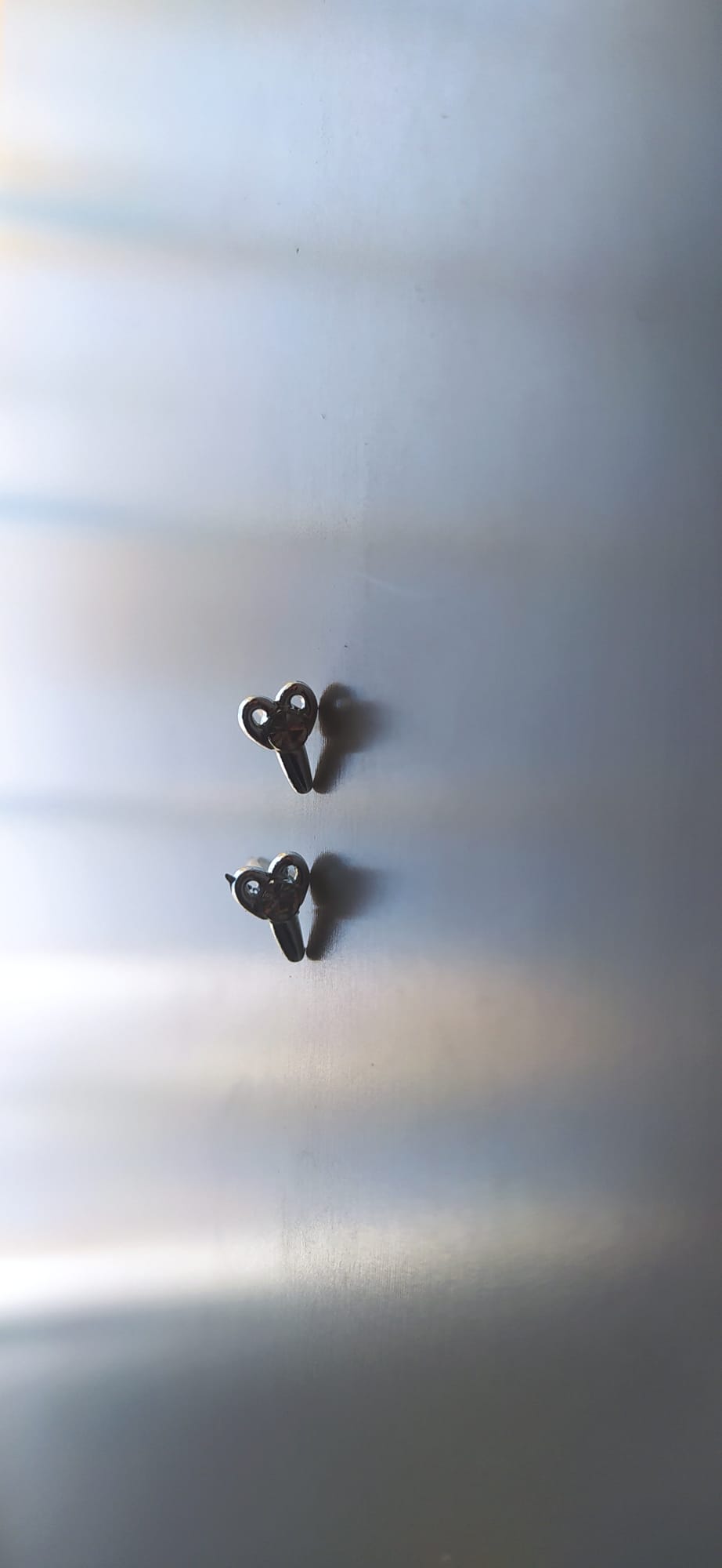 Par de pendientes de corazón plateado con dos circonitas