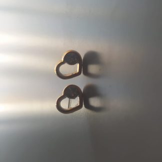 Pendientes de corazón dorado con piedra brillante