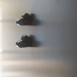 Pendiente en forma de corazón esmaltado negro con circonita