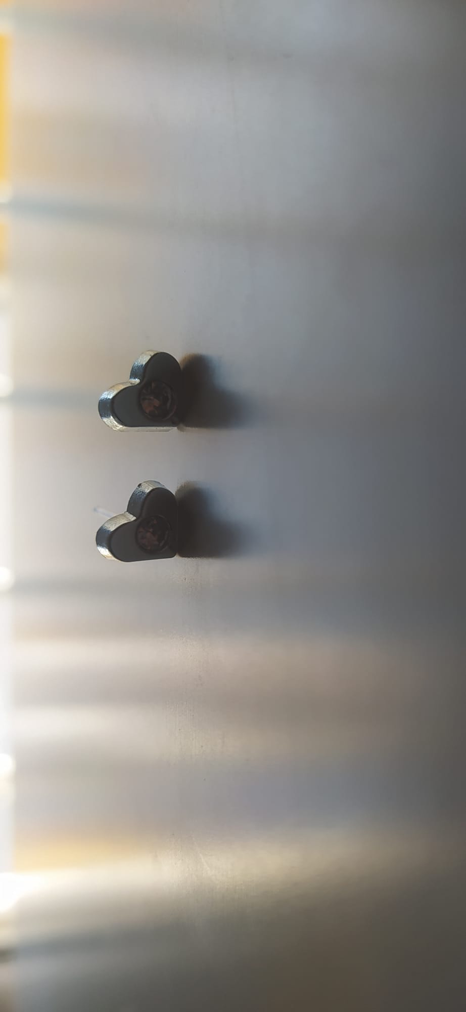 Pendiente en forma de corazón esmaltado negro con circonita