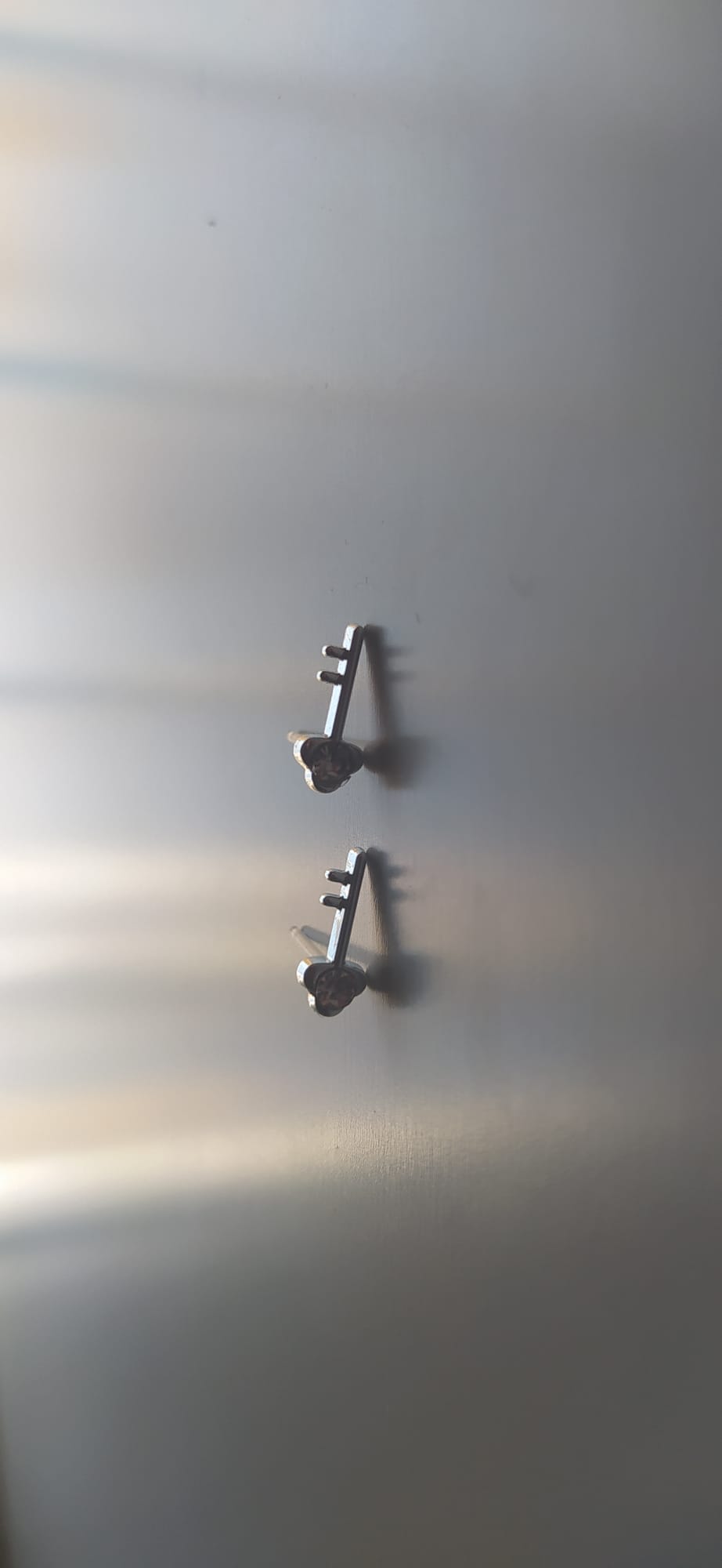 Pendientes con diseño de corazón y barra plateada vertical