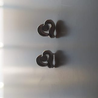 Pendientes de bisutería en forma de corazón plateado con piedra brillante