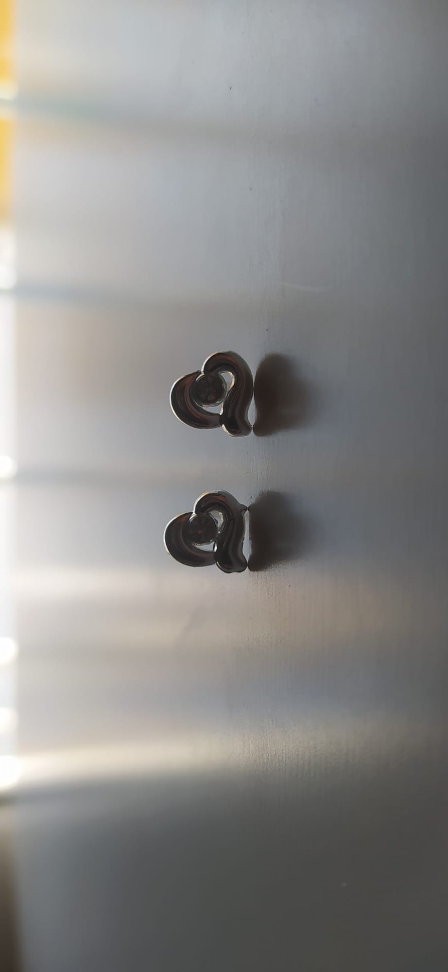 Pendientes de bisutería en forma de corazón plateado con piedra brillante