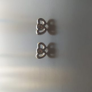 Pendientes de corazón plateado con piedra brillante en el centro