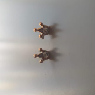 Pendientes en forma de corona dorada con circonita brillante