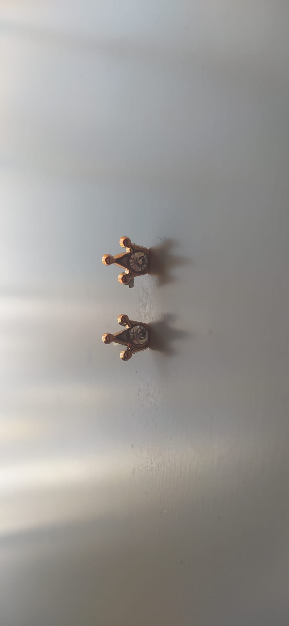 Pendientes en forma de corona dorada con circonita brillante