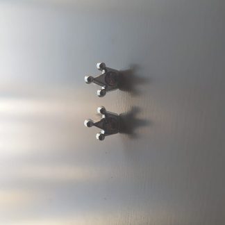 Pendientes con forma de corona plateada y detalle brillante