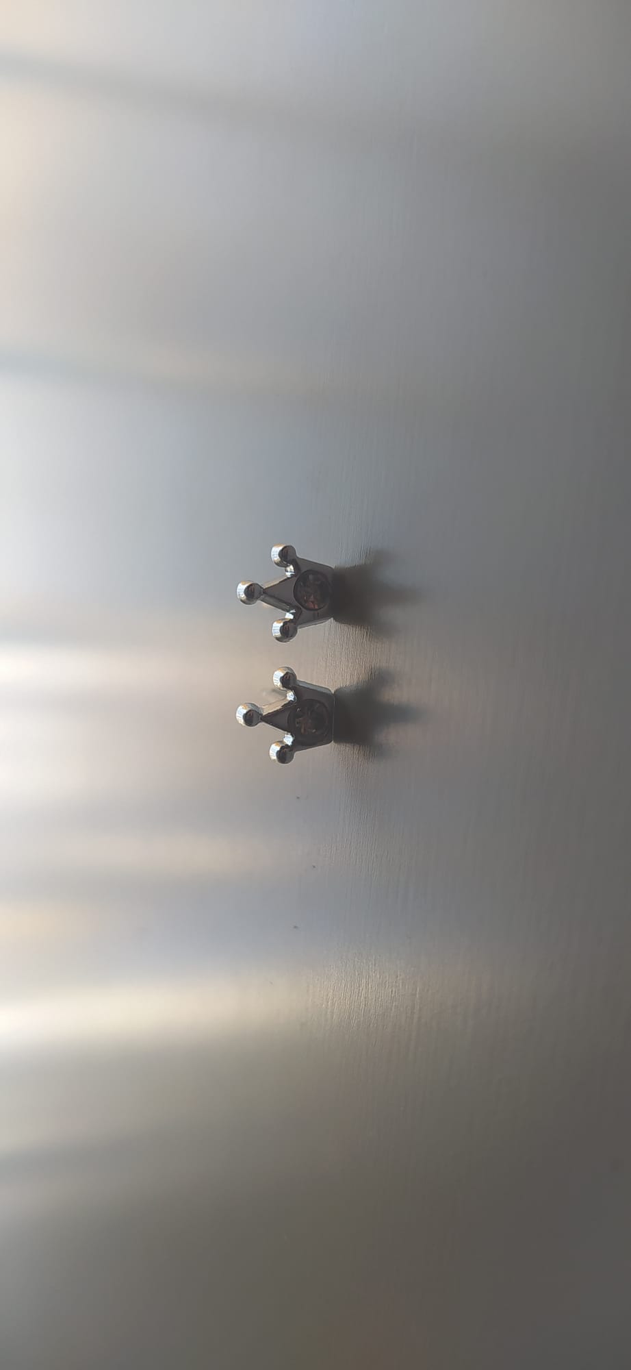 Pendientes con forma de corona plateada y detalle brillante