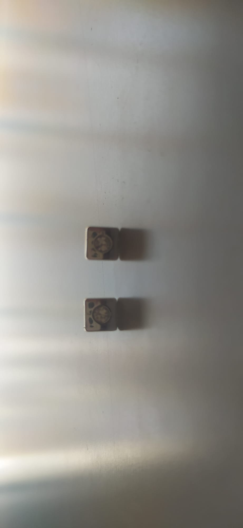 Pendientes cuadrados con medallón redondo decorativo