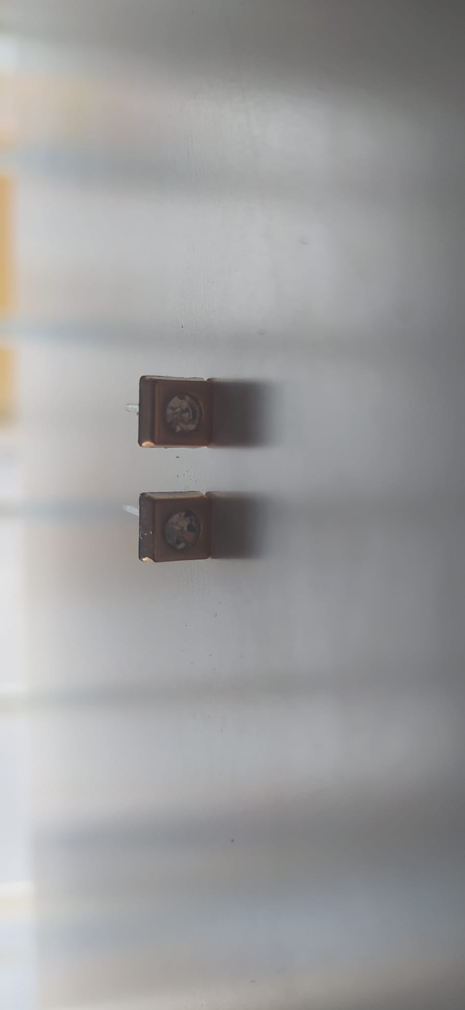 Pendientes cuadrados dorados con circonita central, estilo vintage