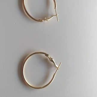 Par de pendientes de aro grandes dorados