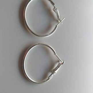 Par de pendientes de aro plateados con anilla de enganche