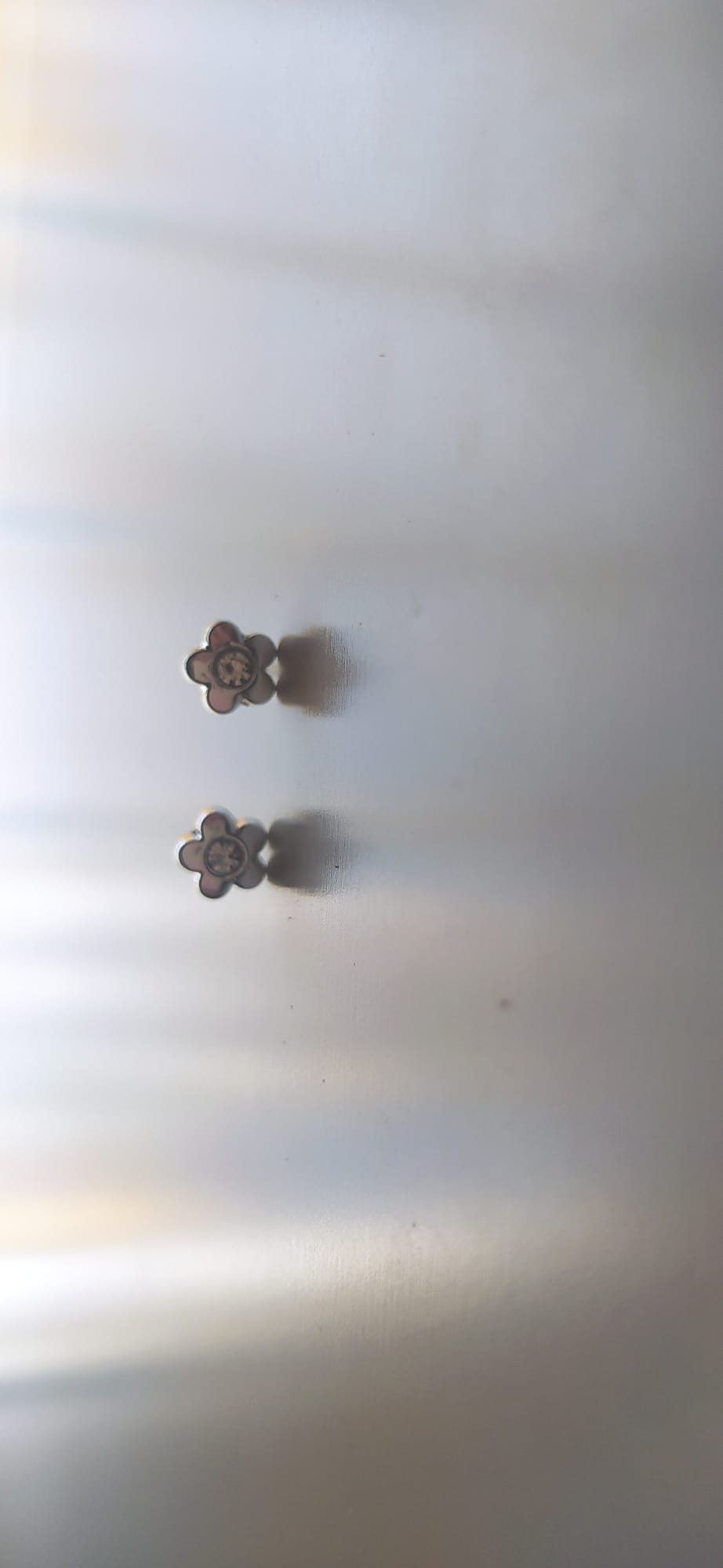 Pendientes de flor rosa y plateada con circonita central