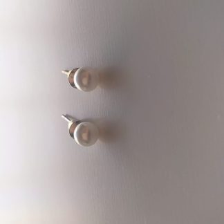 Pendientes de perla blanca clásicos tipo botón