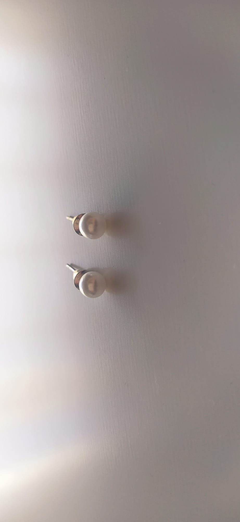 Pendientes de perla blanca clásicos tipo botón