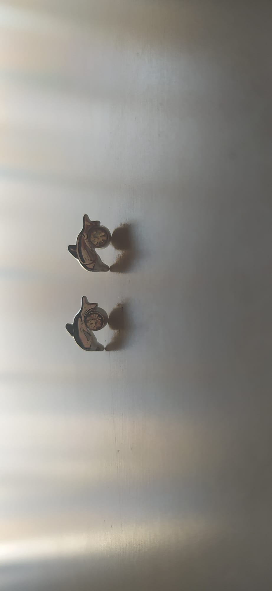 Pendientes en forma de delfín dorado con circonita brillante