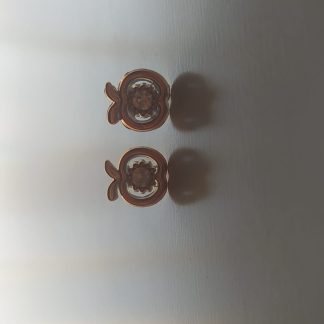 Pendientes dorados con circonita central y detalle de lazo