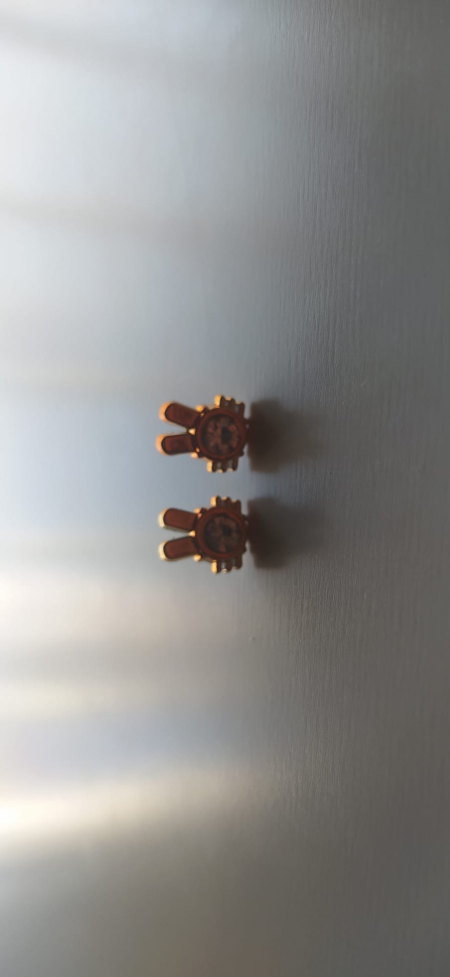 Pendientes dorados con forma de corona y circonita central