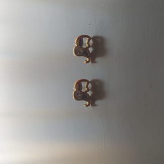 Pendientes dorados de diseño ondulado con circonita central