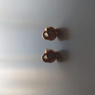 Pendientes dorados en espiral con circonita brillante