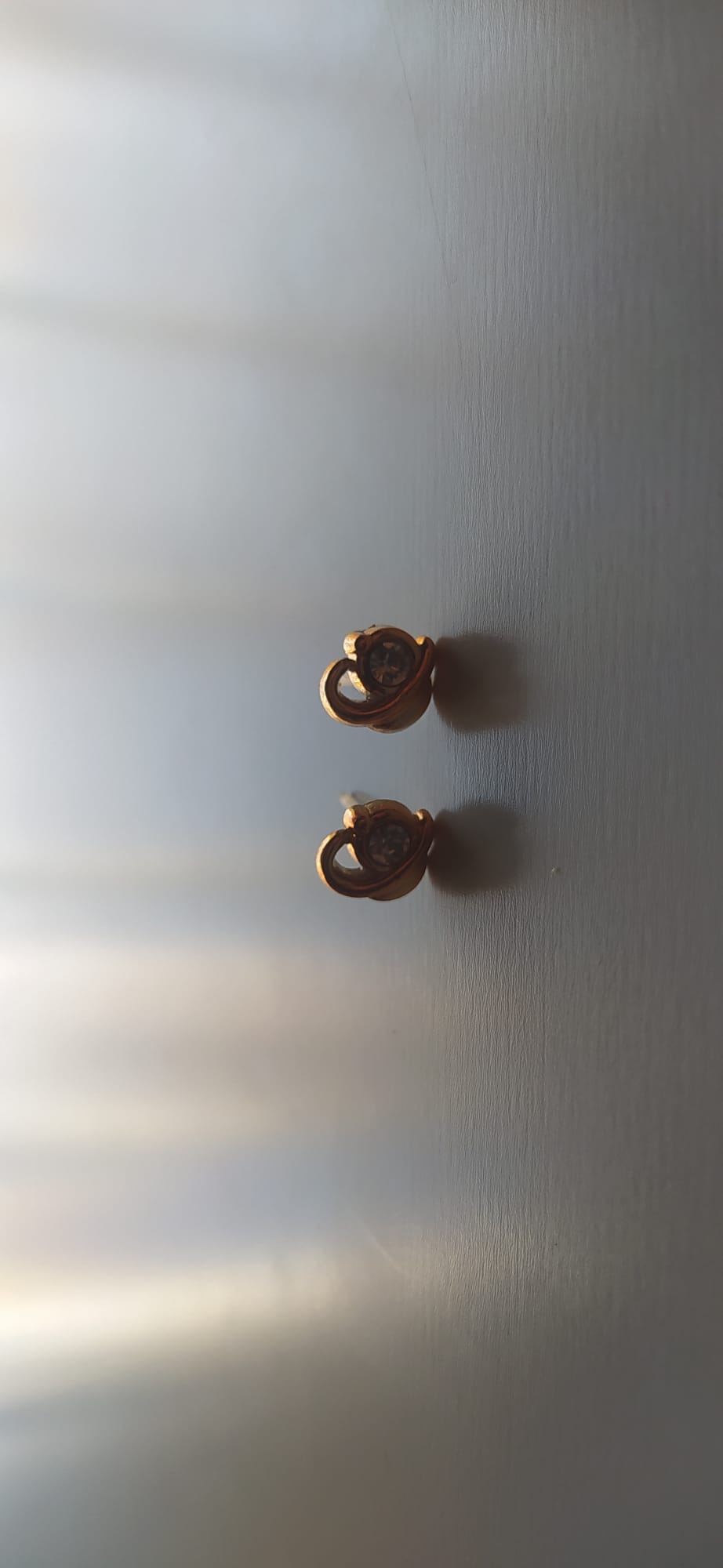 Pendientes dorados en espiral con circonita brillante