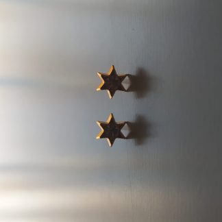 Pendientes de bisutería dorados en forma de estrella de seis puntas con circonita