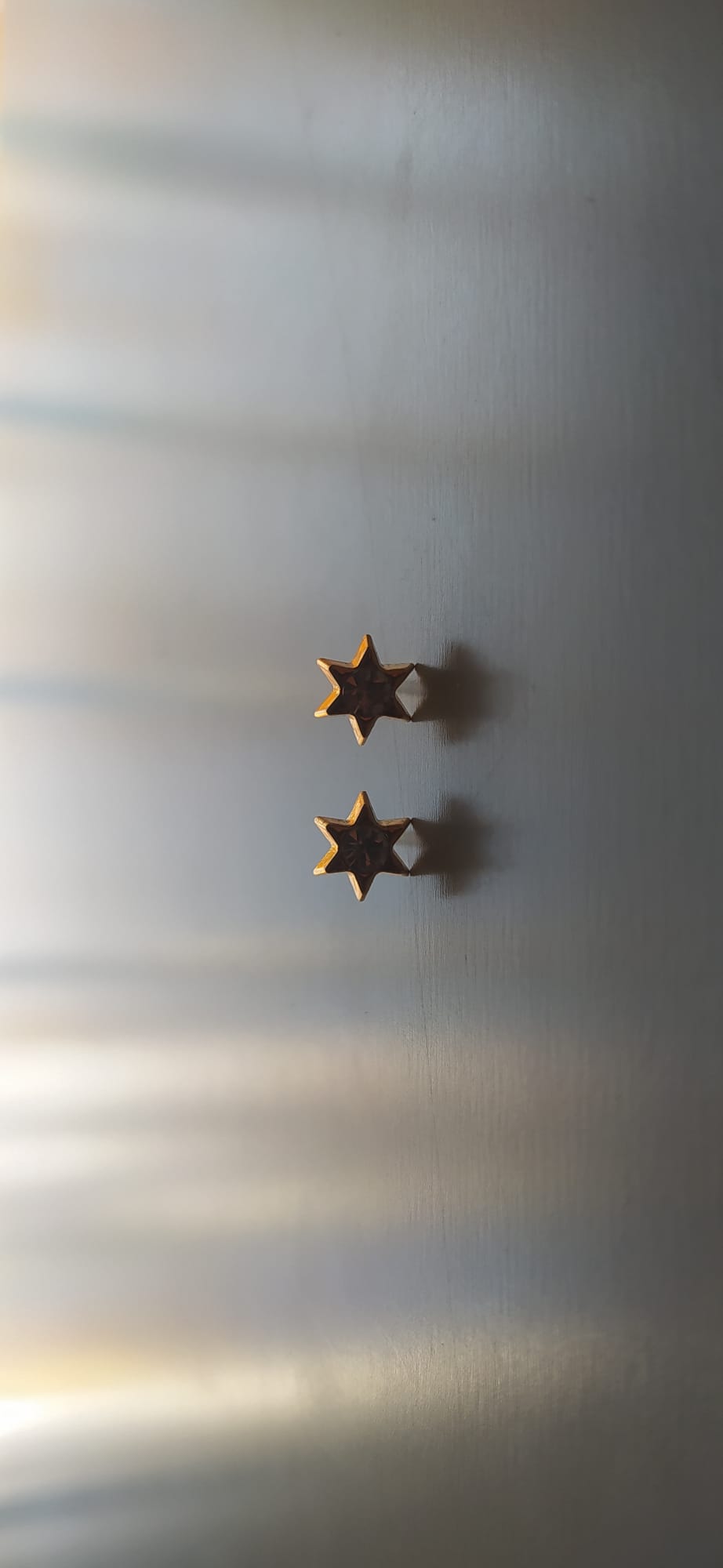 Pendientes de bisutería dorados en forma de estrella de seis puntas con circonita