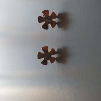 Pendientes de bisutería en forma de flor dorada con circonita central