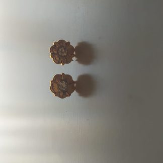 Pendientes dorados con forma de flor y circonita