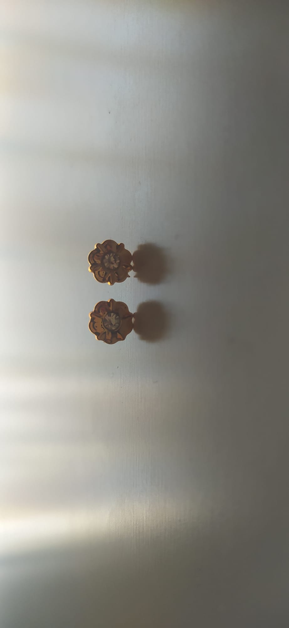 Pendientes dorados con forma de flor y circonita