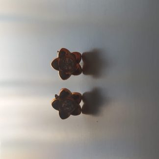 Pendiente dorado con forma de flor y circonita transparente