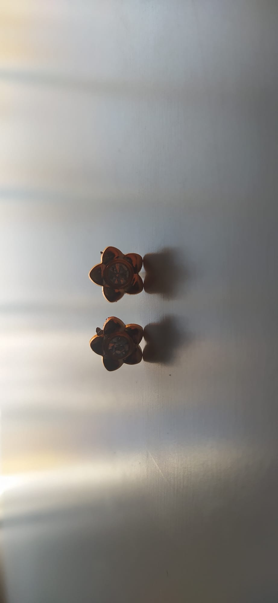 Pendiente dorado con forma de flor y circonita transparente