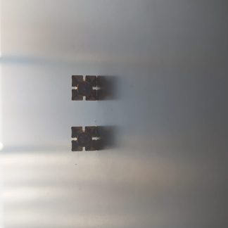 Pendientes dorados con diseño geométrico y piedra central