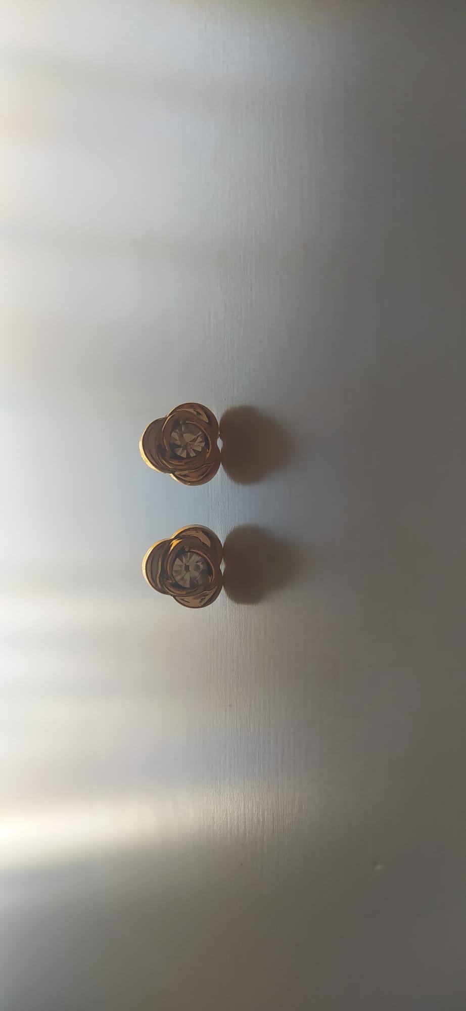 Pendientes dorados con forma de rosa y circonita