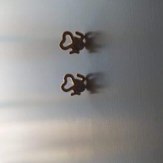 Pendientes de bisutería dorados en forma de trébol asimétrico con circonita