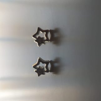 Par de pendientes de estrella calada plateada con circonita