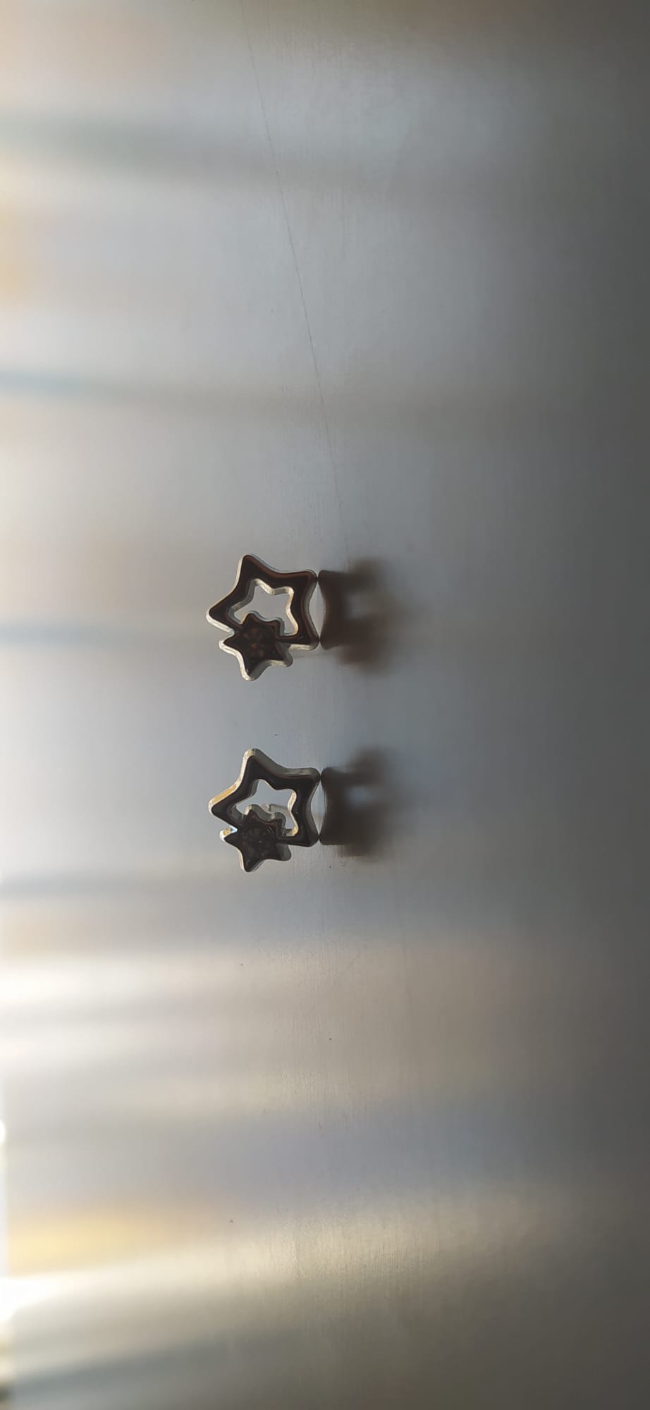Par de pendientes de estrella calada plateada con circonita