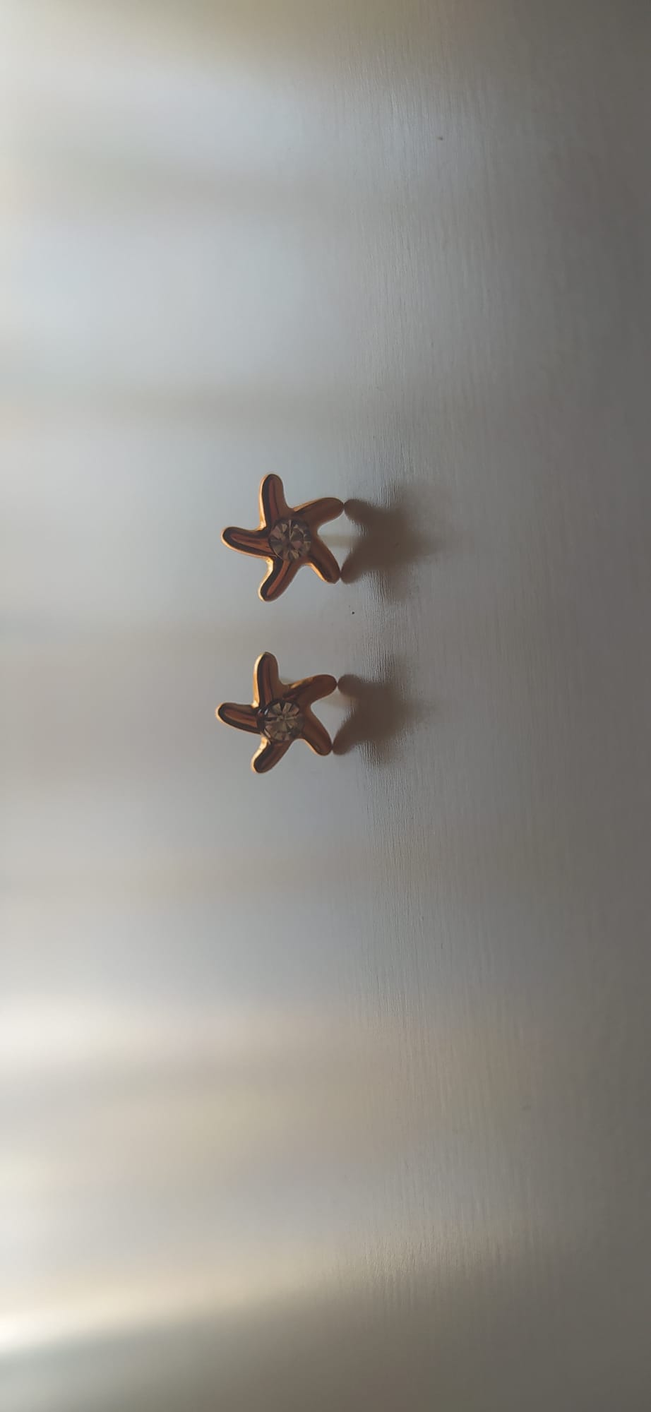 Pendientes en forma de estrella de mar dorada con circonita