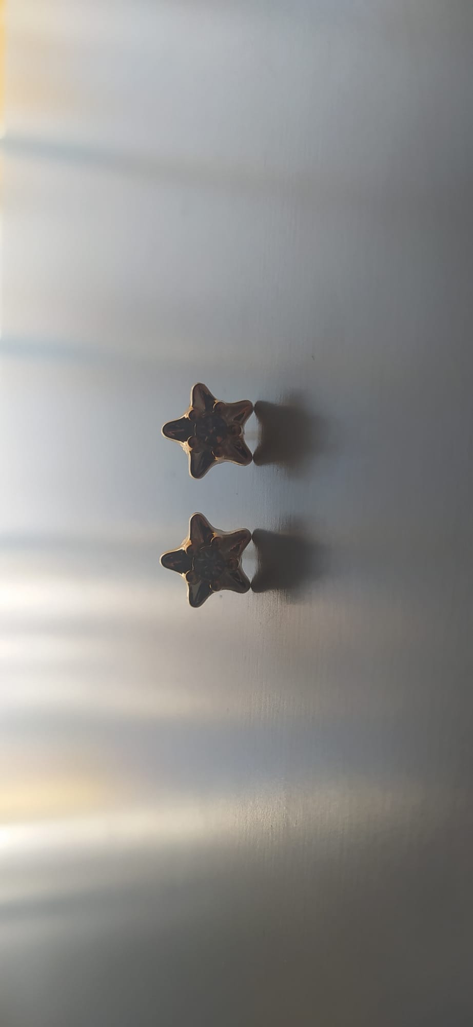 Pendientes de tuerca con forma de estrella dorada brillante