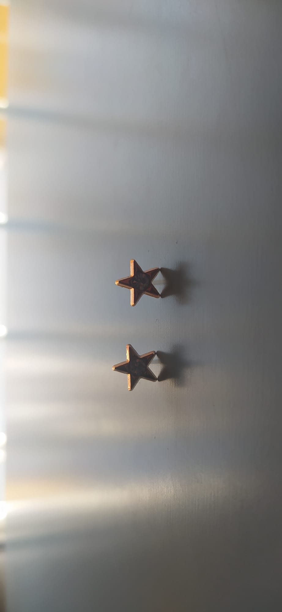Par de pendientes de estrella dorada con circonita en el centro