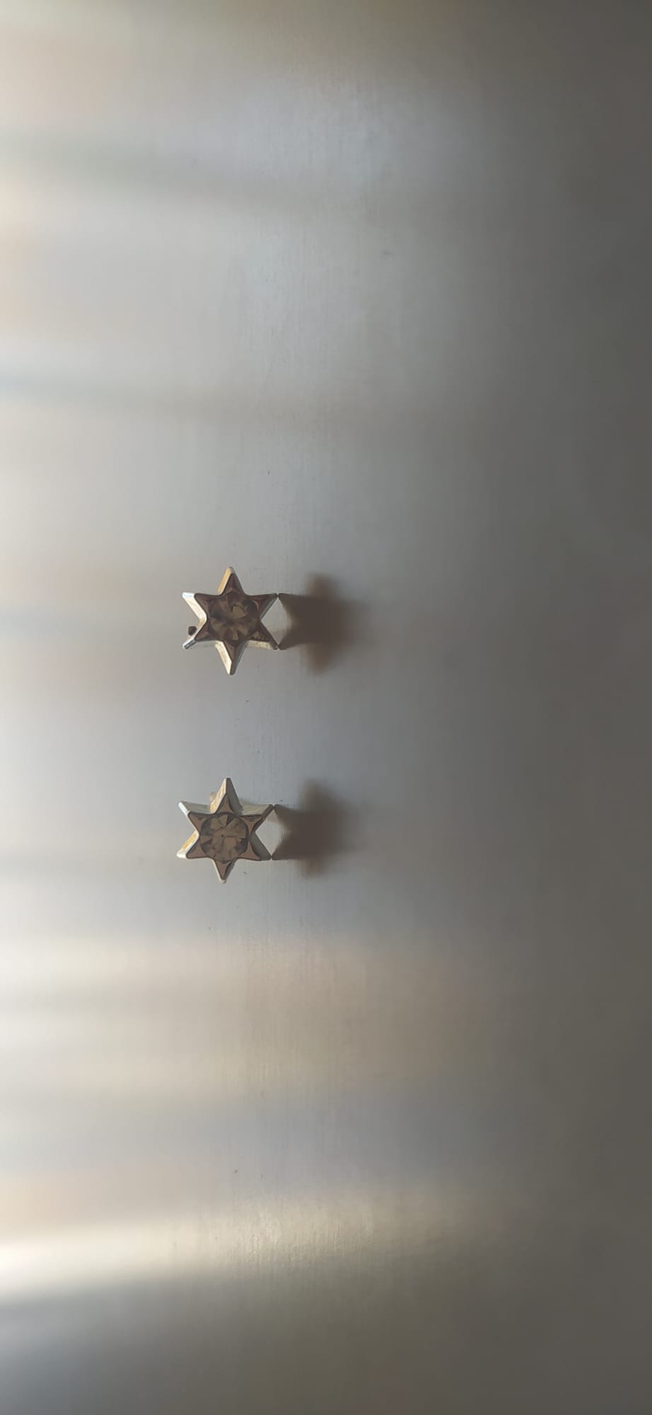 Pendientes plateados con forma de estrella y piedra brillante