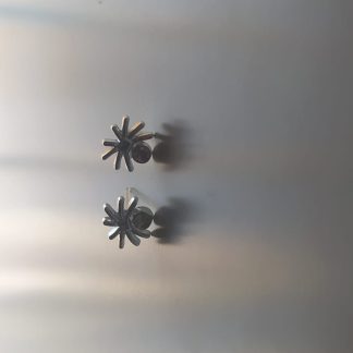 Pendientes de tuerca en forma de estrella plateada con circonita central