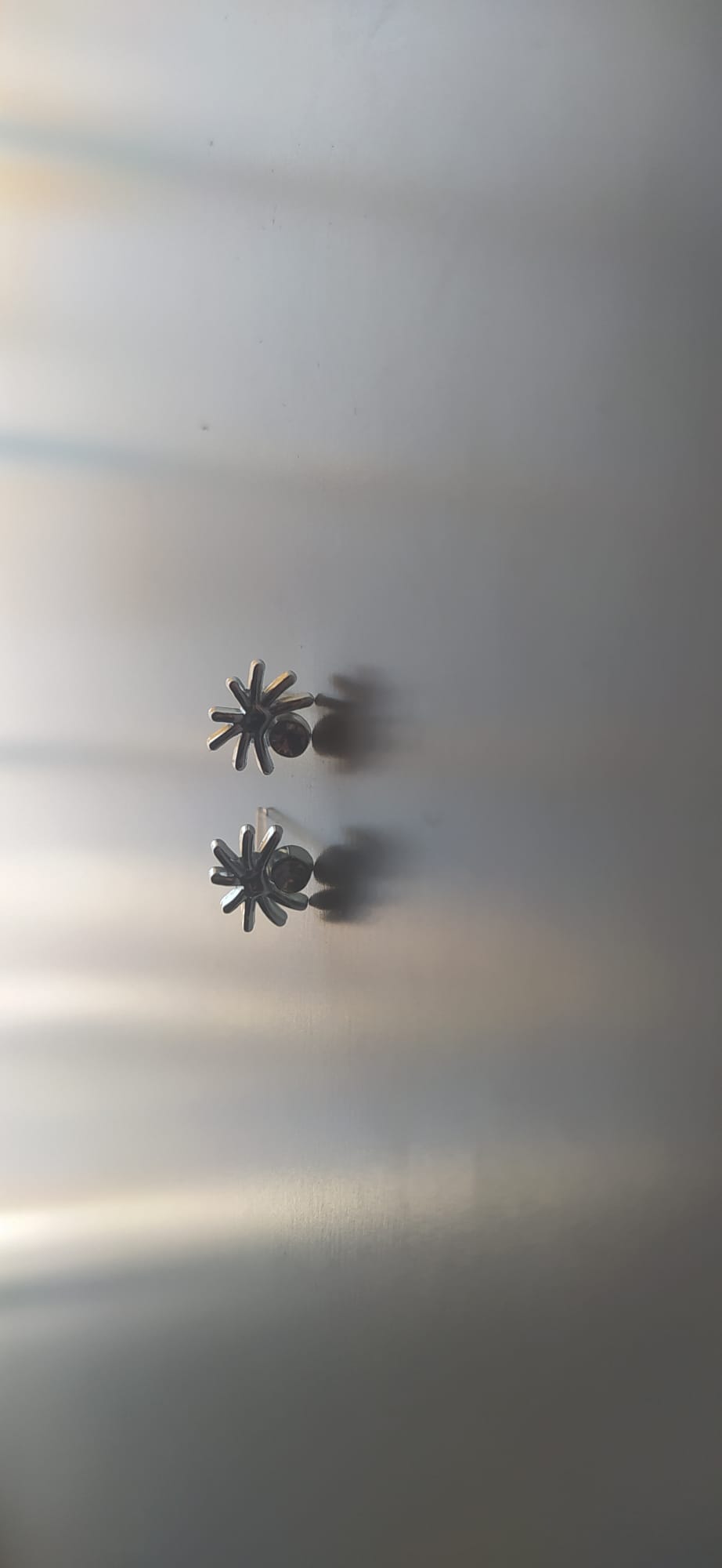 Pendientes de tuerca en forma de estrella plateada con circonita central