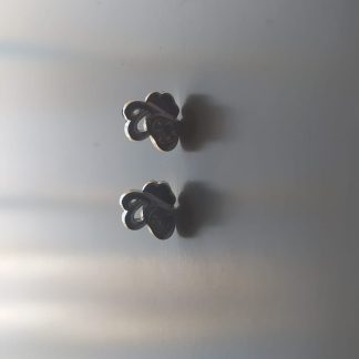 Pendientes plateados con forma de flor calada