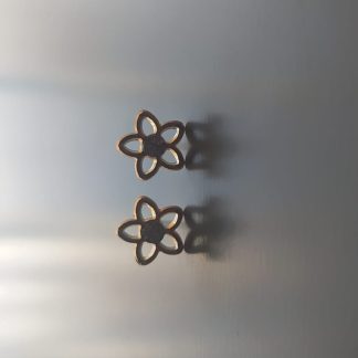 Pendientes con forma de flor de cinco pétalos y piedra central