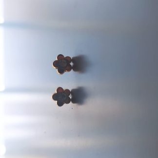 Pendientes de tuerca con forma de flor en cobre y circonita central
