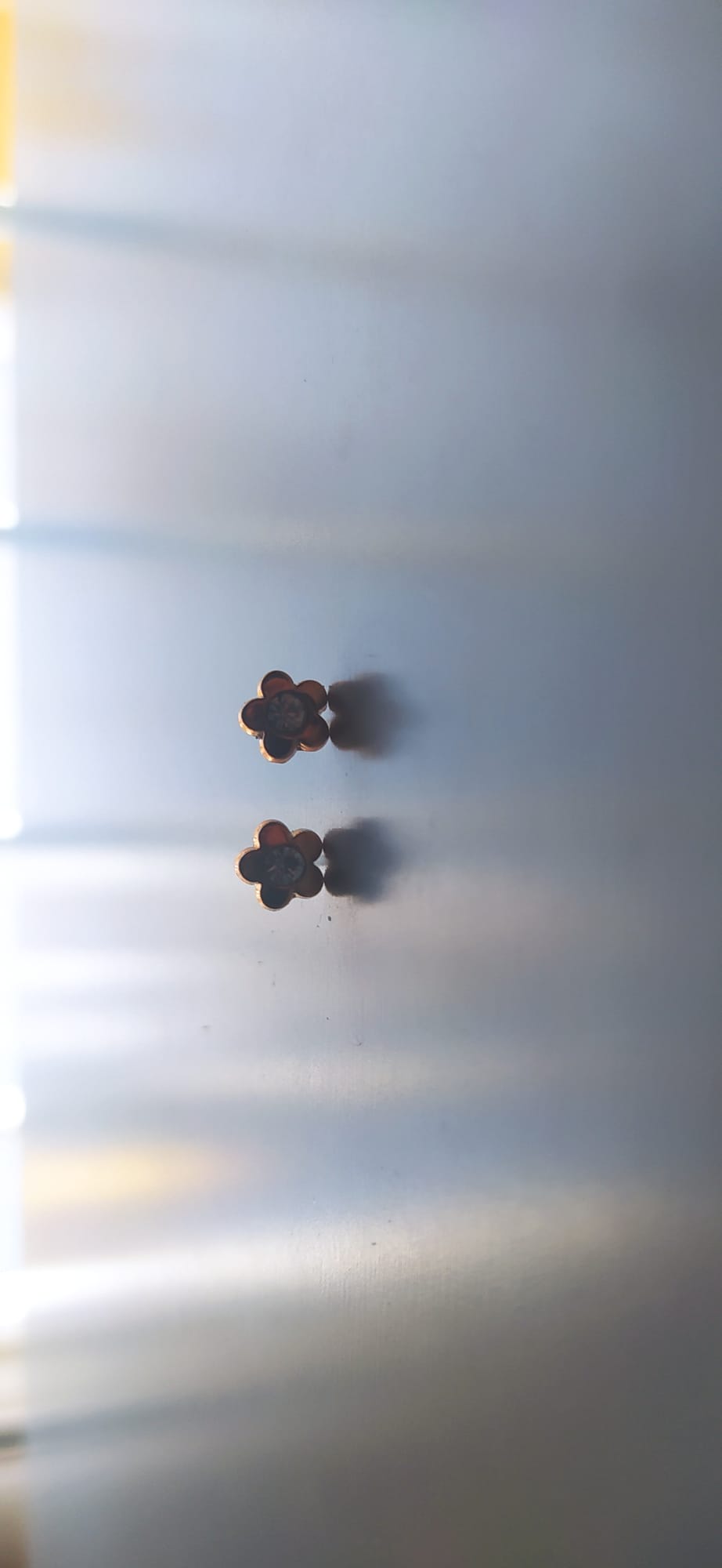 Pendientes de tuerca con forma de flor en cobre y circonita central