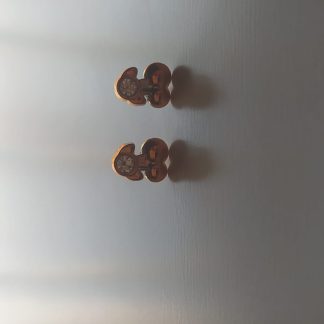 Pendientes dorados con forma de flor y piedra blanca brillante